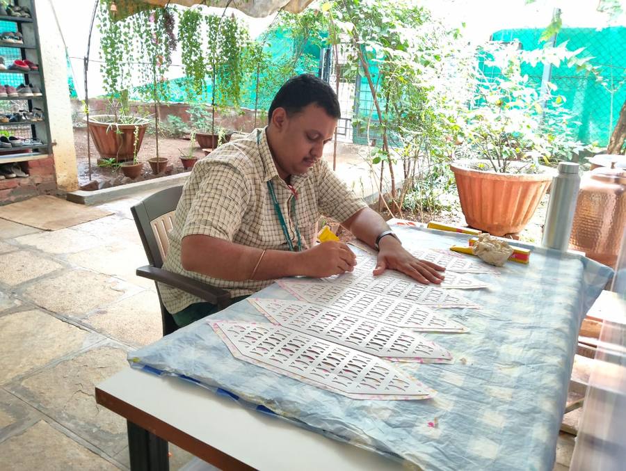 Diyas being made
