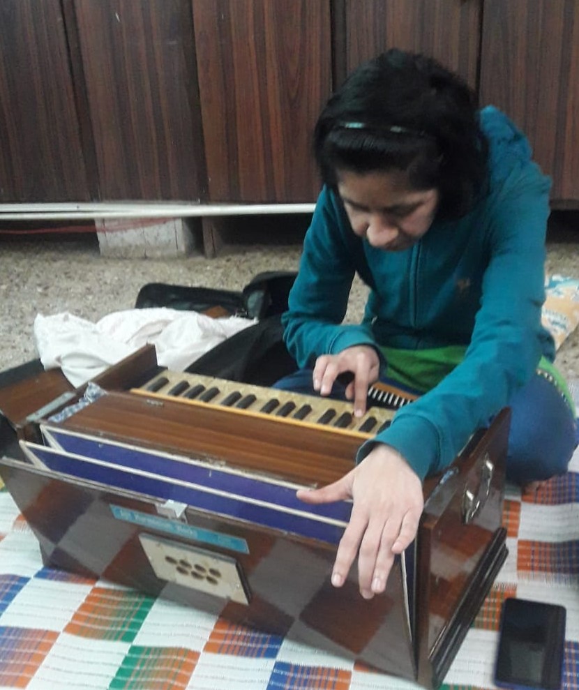 Member learning harmonium